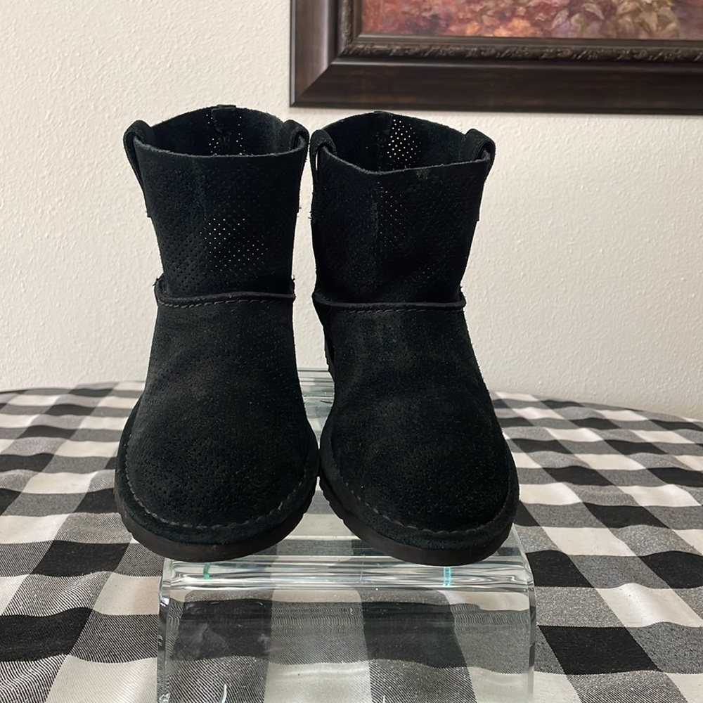 Ugg Classic Unlined Mini Perf Black Suede Leather Boots Womens Size 7 Perforated - Picture 2 of 12